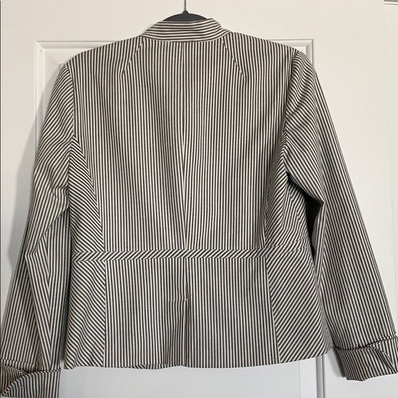 Pin-stripe form-fitting blazer fully lined. - Picture 5 of 8